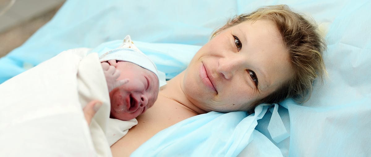 . Los datos de este estudio concluyen que existe el doble de riesgo de muerte neonatal cuando la mujer da a luz en casa.