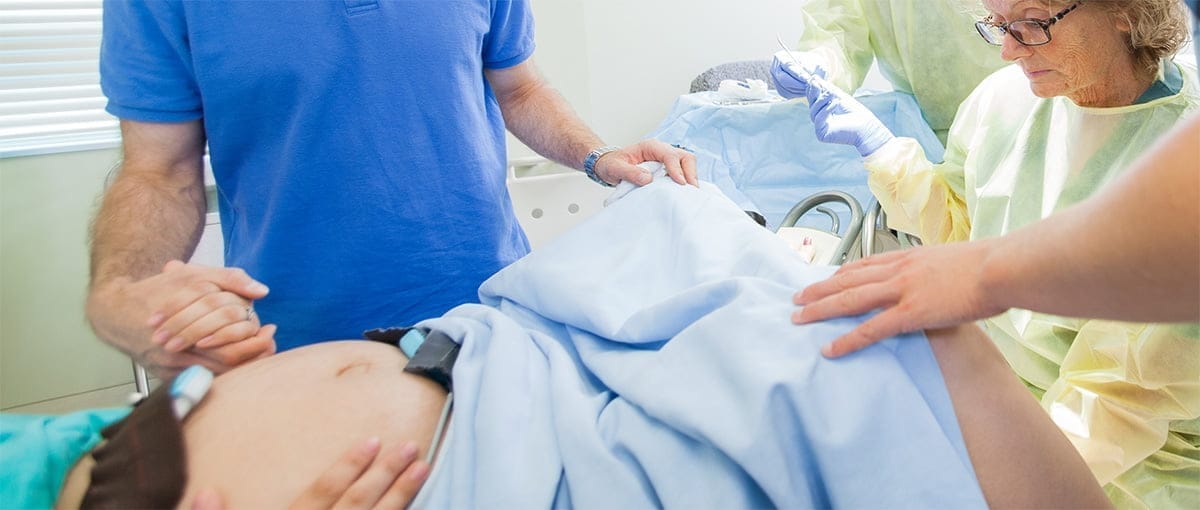 El parto natural demanda muchos gastos por lo que ya no será promovido por Sanidad