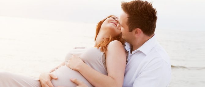 Imagen: Padres felices esperando un bebé