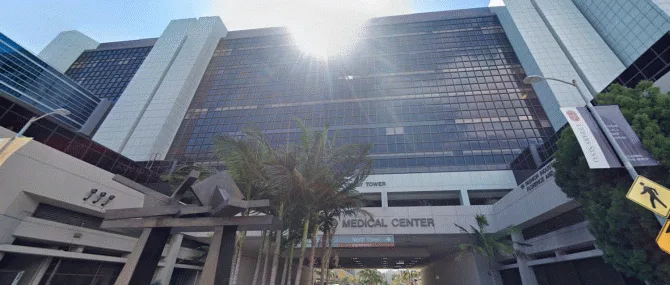 Fachada de la clínica Cedars Sinai Medical Center