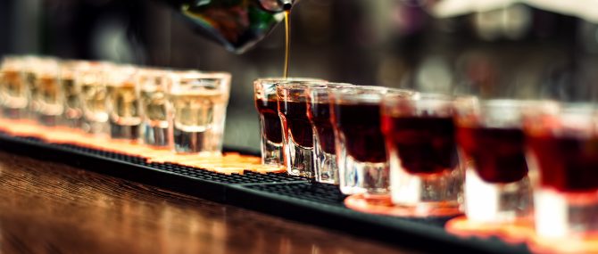 Imagen: Botellas y latas de alcohol