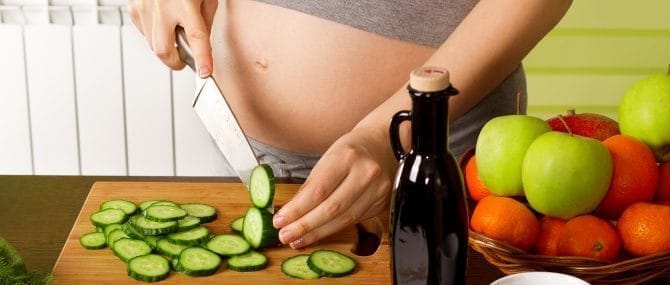 Imagen: Embarazada con zanahorias