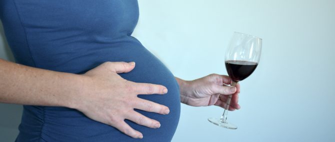 Imagen: Mujer embarazada bebiendo alcohol
