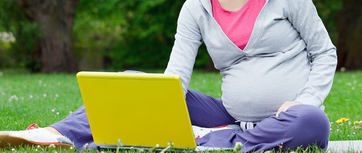 Las adolescentes abortan en compañía paterna