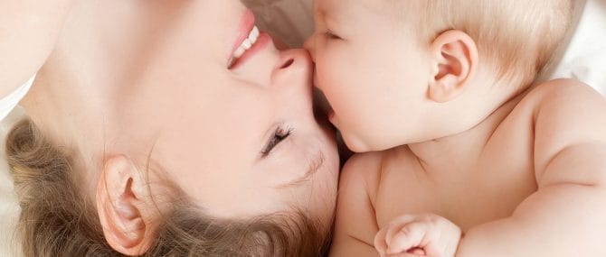 Imagen: Recién nacido con su madre