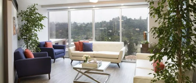 Fachada de la clínica Los Angeles Reproductive Center (LARC)