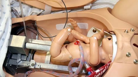 Noelle ayuda en los partos complicados y emergencias de obstetricias