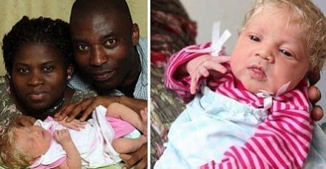 Imagen: Padres negros con bebé blanco