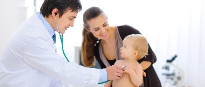 Imagen: Bebé en un reconocimiento médico