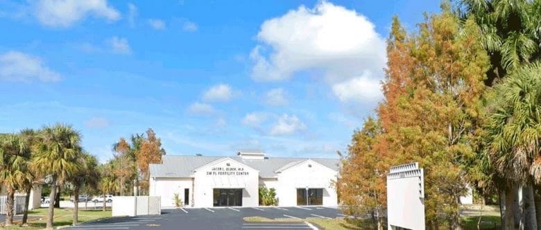 Fachada de la clínica Southwest Florida Fertility Center