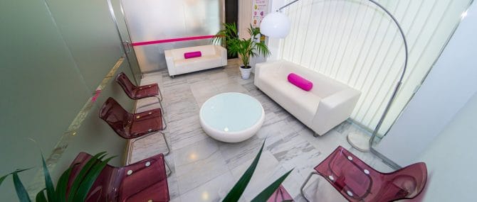 Imagen: Zona de espera de pacientes en Ovoclinic Marbella