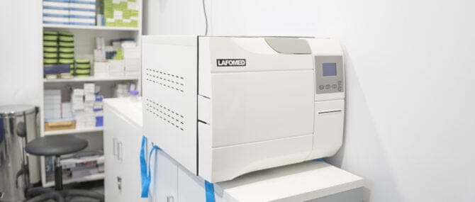 Imagen: Autoclave de la sala de enfermería de Ginemed Huelva