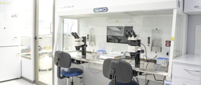 Imagen: Campana del laboratorio de Ginemed Huelva