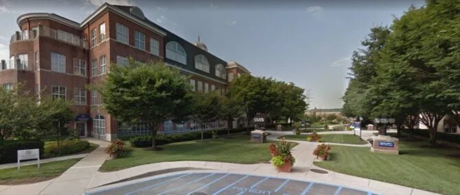 Fachada de la clínica Johns Hopkins Fertility Center