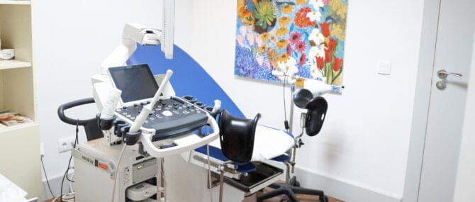 Imagen: Sala de exploración en la consulta de Ginemed