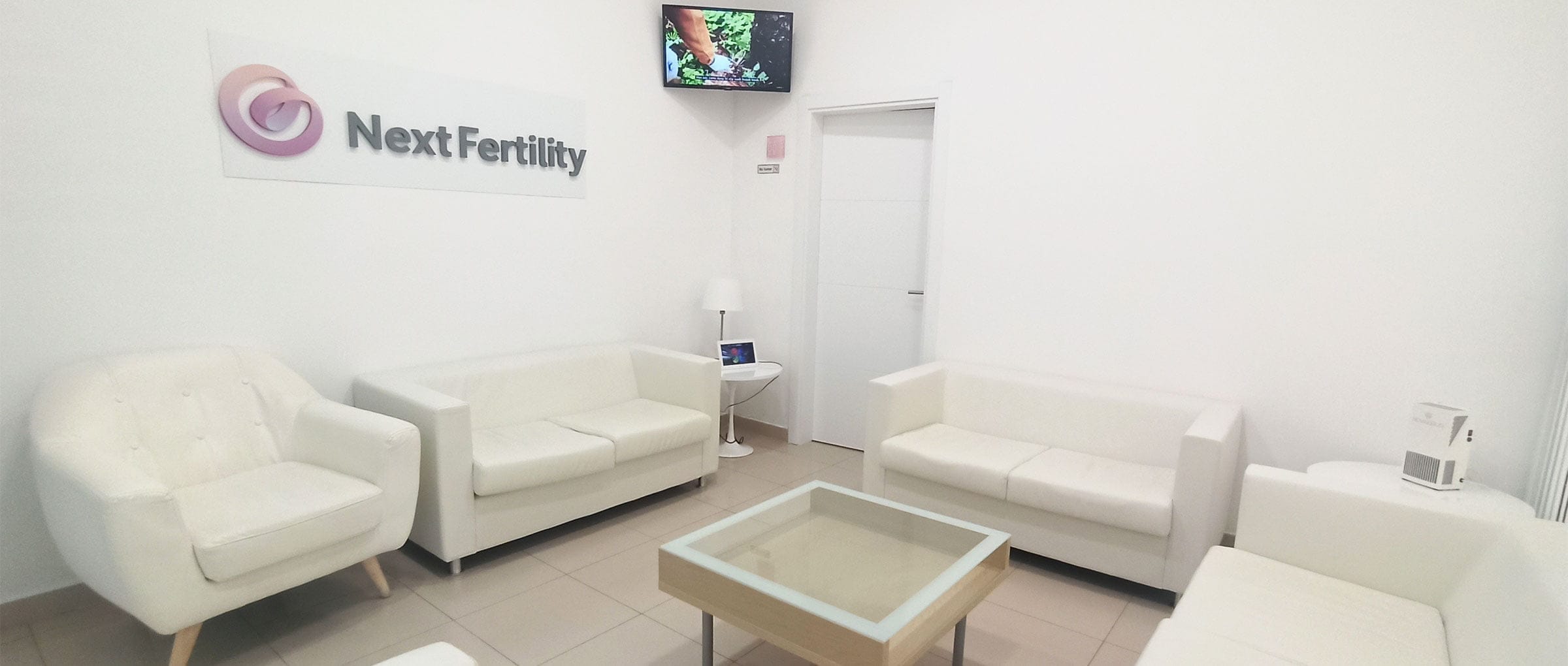 Imagen: Zona de espera para pacientes en Next Fertility Sevilla