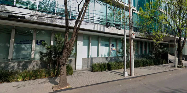 Fachada de la clínica UR Crea México